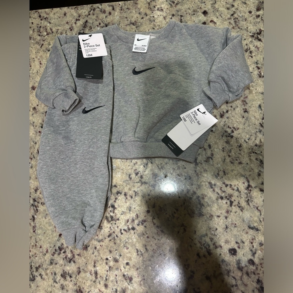 Nike unisex jogger set nwt size 4 embroidered logo
